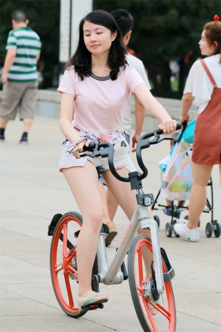 骑单车的短裤小姑娘