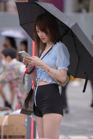 细雨中的热裤Y Y美女