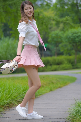 粉色短裙美眉