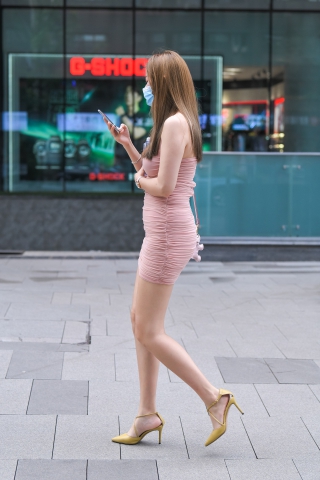 粉色包臀裙高跟凉鞋