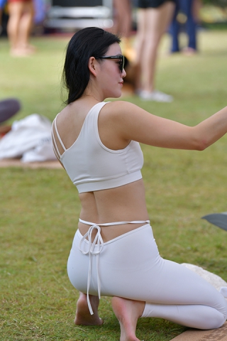 ★白色瑜伽裤美女